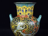 un vase posé sur une surface noire