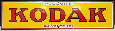 une pancarte sur laquelle est inscrit « Kodak » sur le devant