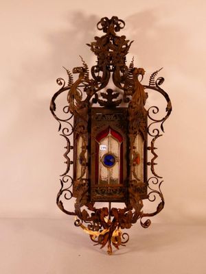 une horloge accrochée au mur de la pièce