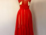 une robe rouge sur un mannequin, un mannequin, un mannequin, un mannequin, un mannequin, un mannequin, un mannequin, un mannequin, un mannequin