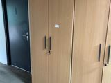 une pièce avec beaucoup de placards et une porte
