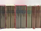 six livres sont alignés les uns à côté des autres sur une étagère