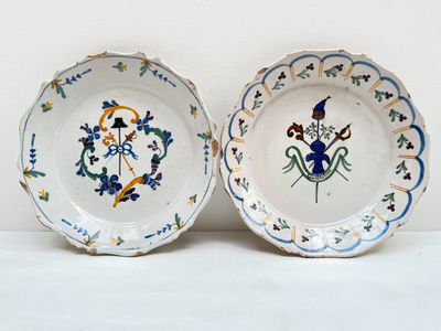 deux assiettes posées côte à côte sur une table
