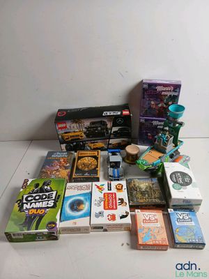 tout un tas de jouets et de jeux différents sur la table