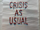 une image représentant une feuille de papier sur laquelle est écrit « crise, comme d'habitude »
