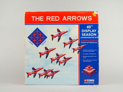de nombreuses flèches rouges volant en formation dans le ciel