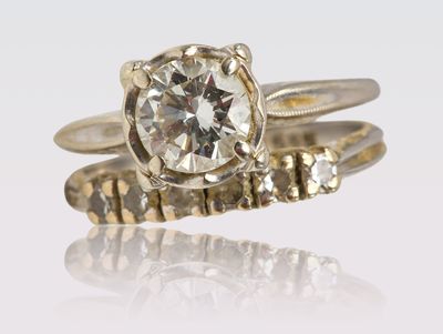 Bague en argent centrée d'un diamant calibrant environ 0,80 …