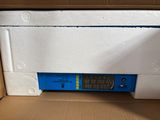 une boîte contenant un appareil électronique bleu