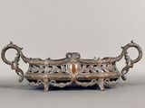 une assiette en argent ornée d'un motif décoratif