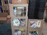 des cartons empilés les uns sur les autres sur un chariot dans un entrepôt