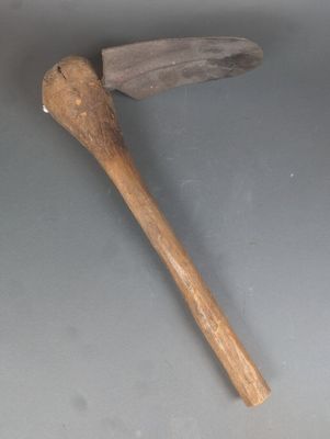 un gros plan d'un marteau avec un manche en bois