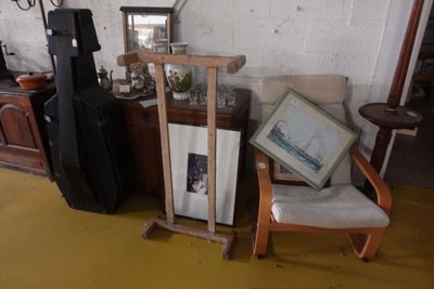 une photo d'un salon avec un fauteuil et un réfrigérateur