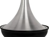 une photo d'un grand vase noir et argenté
