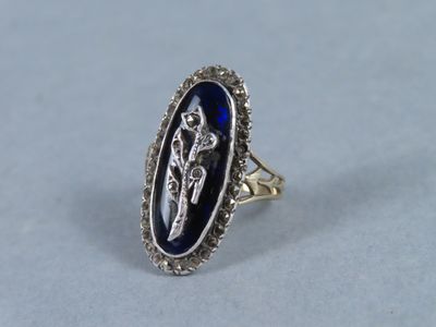 un gros plan d'une bague en argent sertie d'une pierre bleue