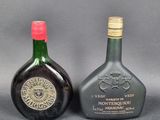deux bouteilles d'alcool posées l'une à côté de l'autre sur une table