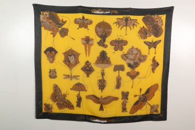 une écharpe jaune et noire avec des dessins d'animaux dessus