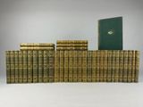 une pile de livres superposés sur une table