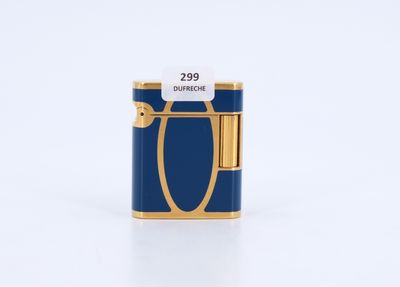 un briquet bleu et doré sur lequel figure le chiffre 29