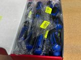 une boîte de brosses à dents bleues et noires posée sur une table