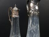 paire de carafes anciennes en cristal taillé, ornées de détails en argent
