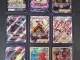 beaucoup de cartes pokemon différentes sur la table