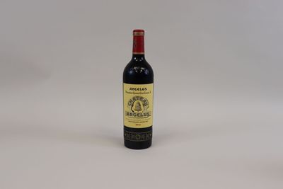 une bouteille de vin posée sur une table