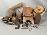 un grand nombre d'objets posés sur une table