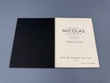 un gros plan sur un livre en noir et blanc posé sur une table