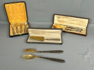 Trois types différents d'argenterie se trouvent dans un coffret posé sur une table.