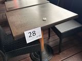 des tables et des chaises sur une terrasse en bois, avec une étiquette de prix posée sur la table