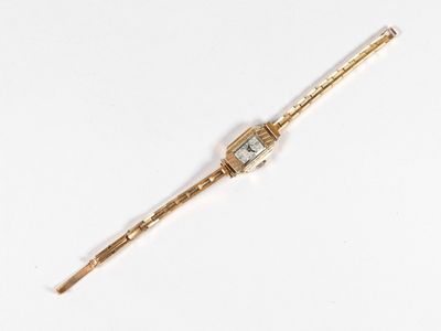 une image représentant une montre en or et diamants sur fond blanc