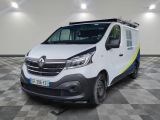 une camionnette blanche garée dans une grande pièce au sol carrelé