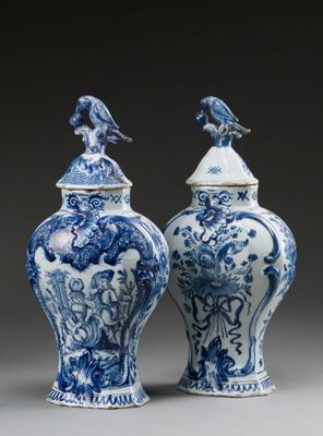 deux vases bleus et blancs surmontés d'oiseaux