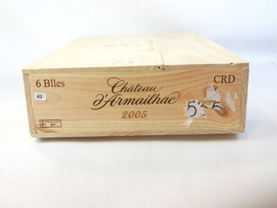 une boîte en bois portant une étiquette