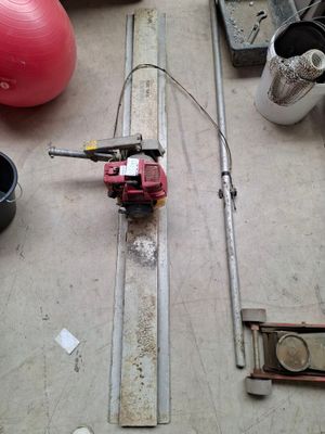 une photo d'une pièce avec beaucoup d'outils sur le sol