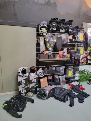 Plusieurs paires de skis et de snowboards sont exposées dans un magasin