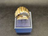 une bague en or qui se trouve dans une boîte bleue