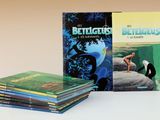 plusieurs livres sont empilés sur une table