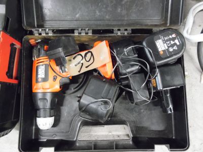 une boîte contenant des outils et une perceuse sans fil