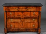 une commode ancienne avec un plateau en marbre