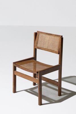 une image représentant une chaise en bois avec une assise et un dossier tressés