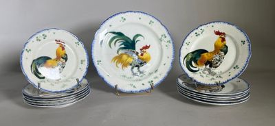 trois assiettes sur lesquelles sont peints des coqs sont empilées les unes sur les autres