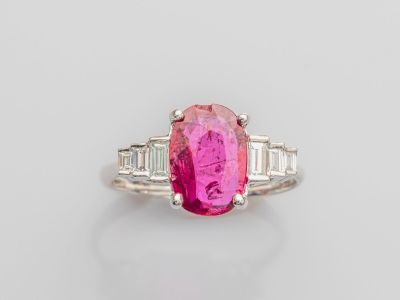 une bague en tourmaline rose et diamant