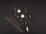 un assortiment de bijoux comprenant une montre de poche, des colliers et d'autres articles