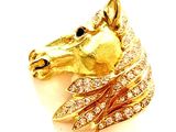 une image représentant une broche en forme de tête de cheval en or, sertie de diamants