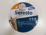 un badge avec un chat dessus et l'inscription « Seresto »