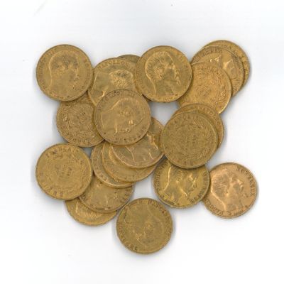 une pile de pièces d'or sur une surface blanche