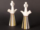 paire de figurines en céramique représentant un homme et une femme sur fond noir