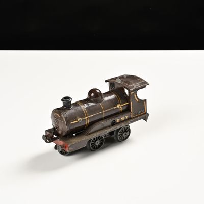 un petit train sur une surface blanche avec un fond noir