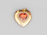 un pendentif en forme de cœur en or 18 carats, serti d'une grenatite et de diamants